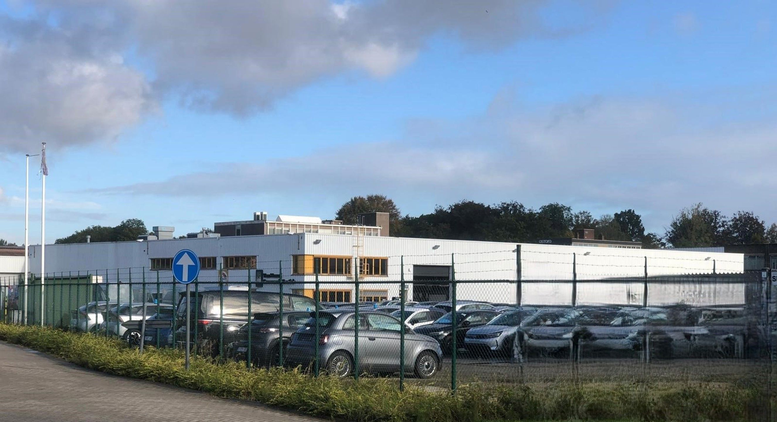 Magazijn met verhard terrein en kantoren te Kontich Industrie foto {{pictureIndex}}