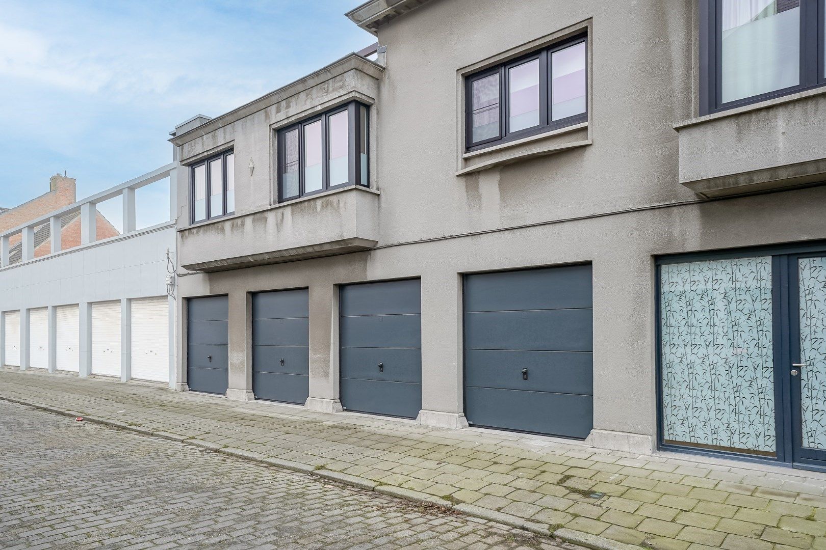 Instapklare hoekwoning met 4 slaapkamers en 4 garages foto 4