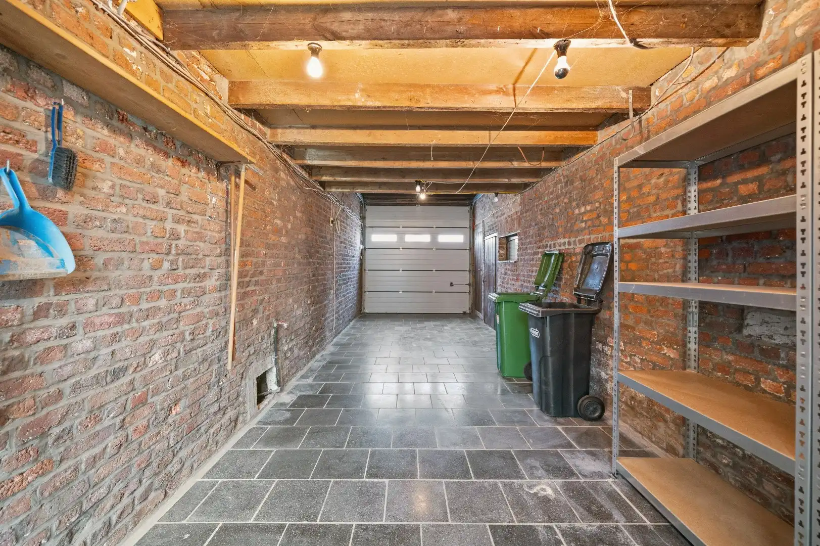 Ruime te renoveren rijwoning met ontzettend veel potentieel en een leuke tuin foto 19