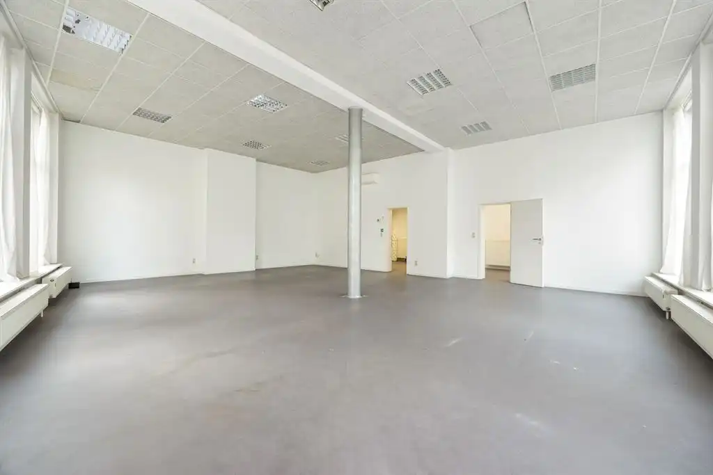 Handelsruimte met veel visibiliteit foto 4