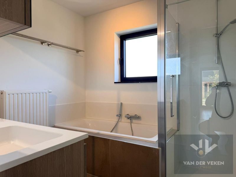 Moderne halfopen bebouwing met vier slaapkamers foto 6