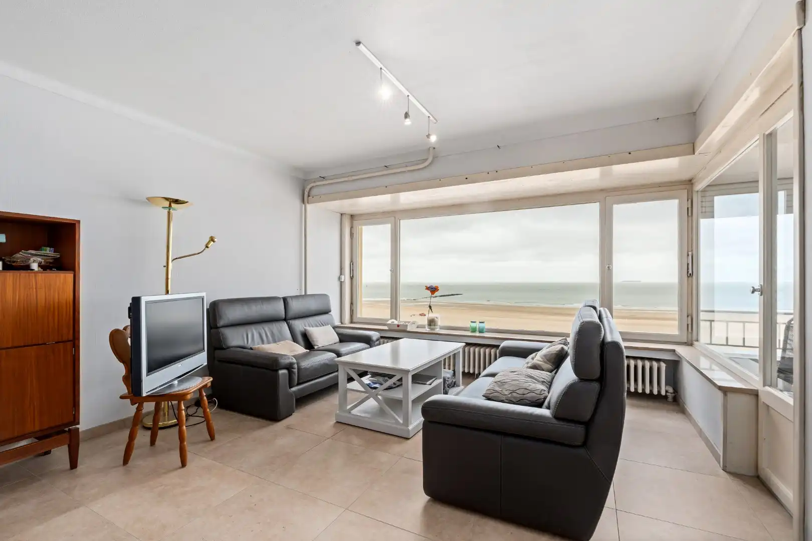 Ruim appartement met panoramisch zeezicht op de Zeedijk Albertstrand foto 4
