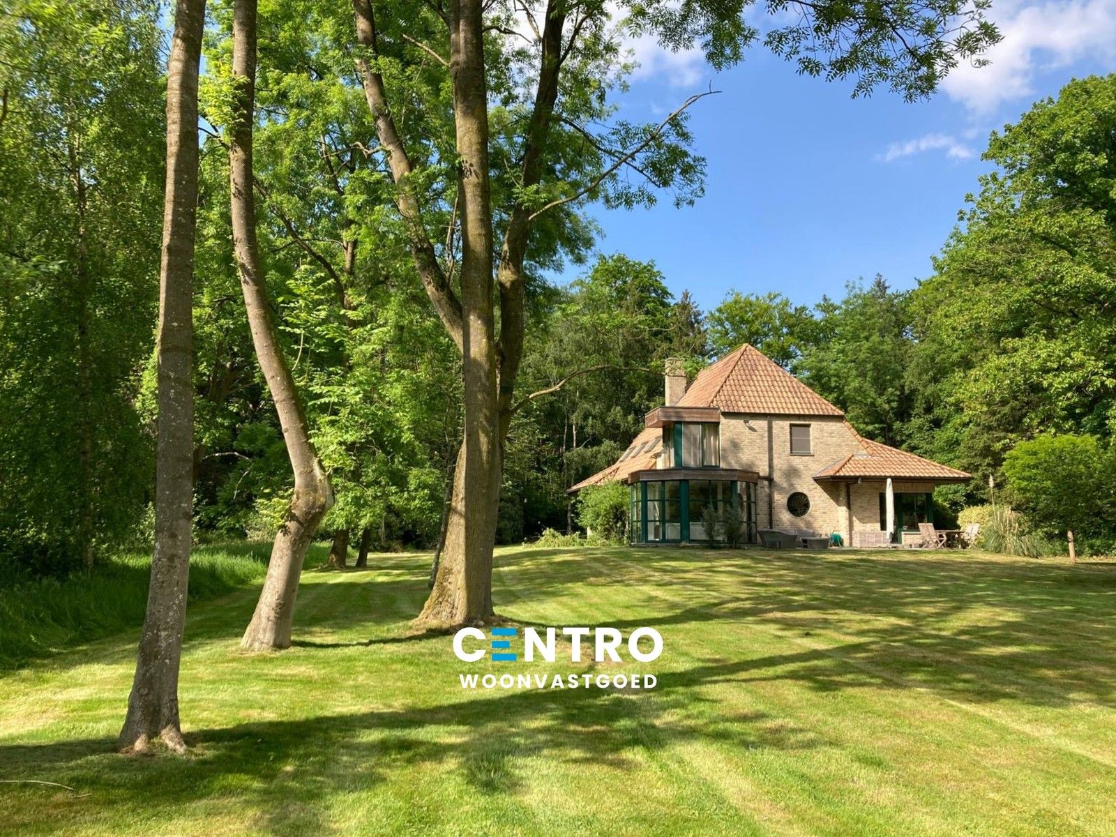 Hoofdfoto van de publicatie: Instapklare VILLA (bj. 1998) met 5 slpks, 2 bdkms en dubbele garage in het RESIDENTIELE bos van Hertsberge! Rust en privacy ten TOP!