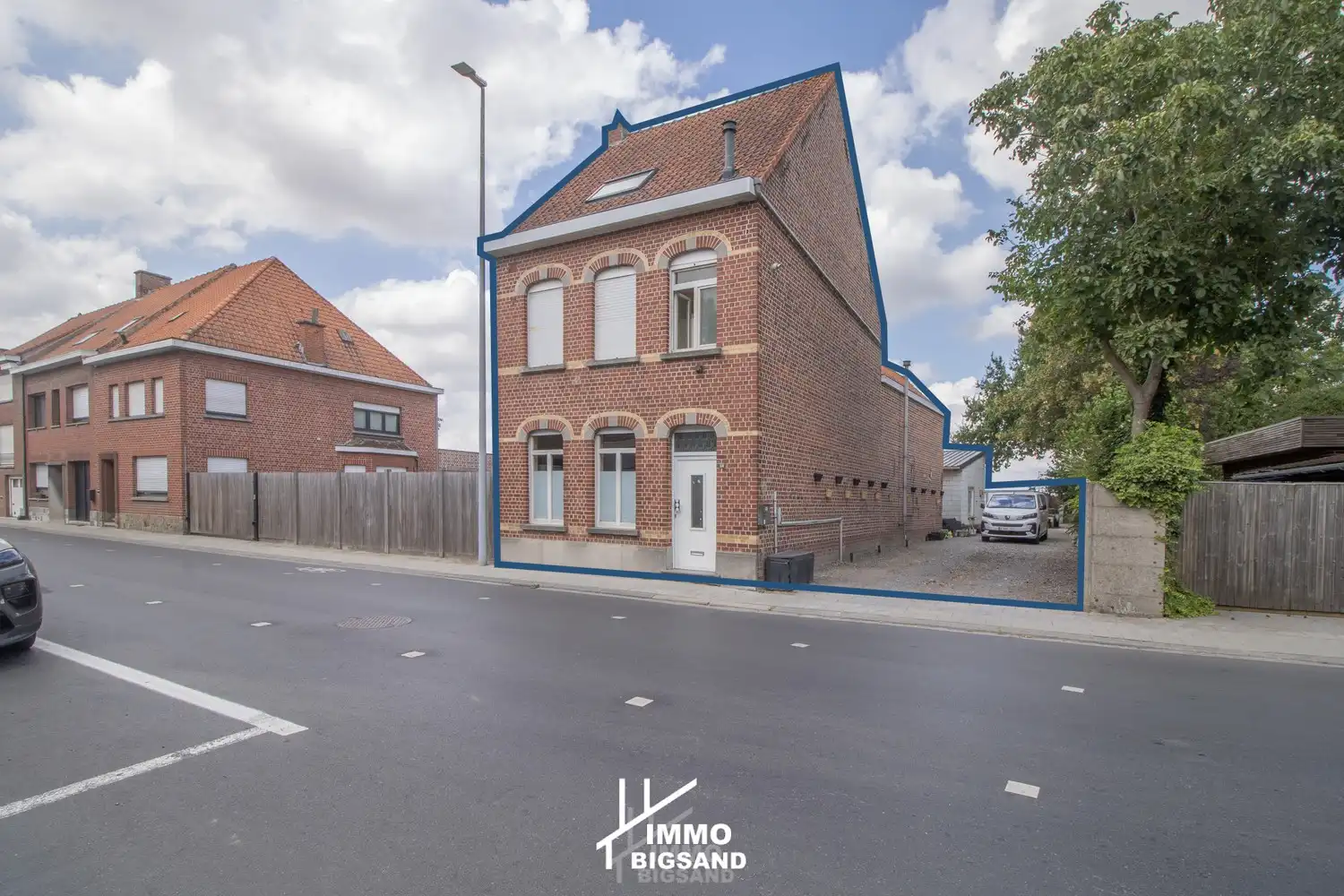 Halfopen woning met 4 slaapkamers, zijwaartse diepe oprit met garage en ruime tuin op 385 m² te Gullegem foto 2