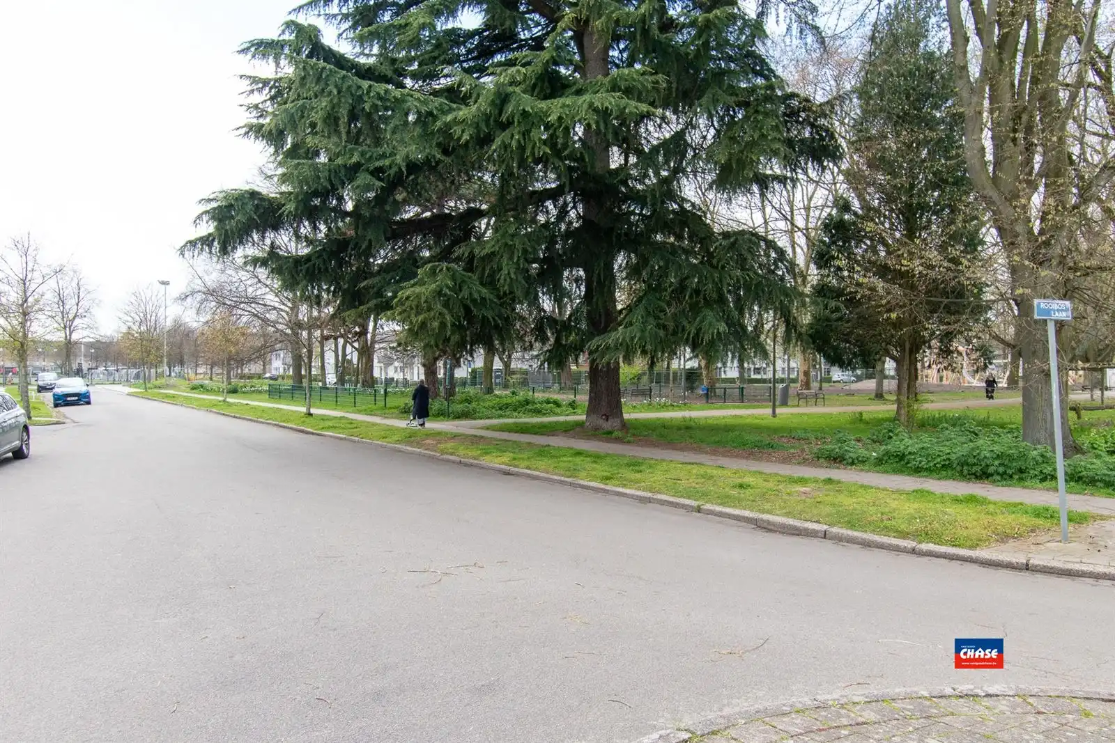 Op te frissen rijwoning met 3 slaapkamers, zolderkamer en gezellige zuid tuin. foto 24