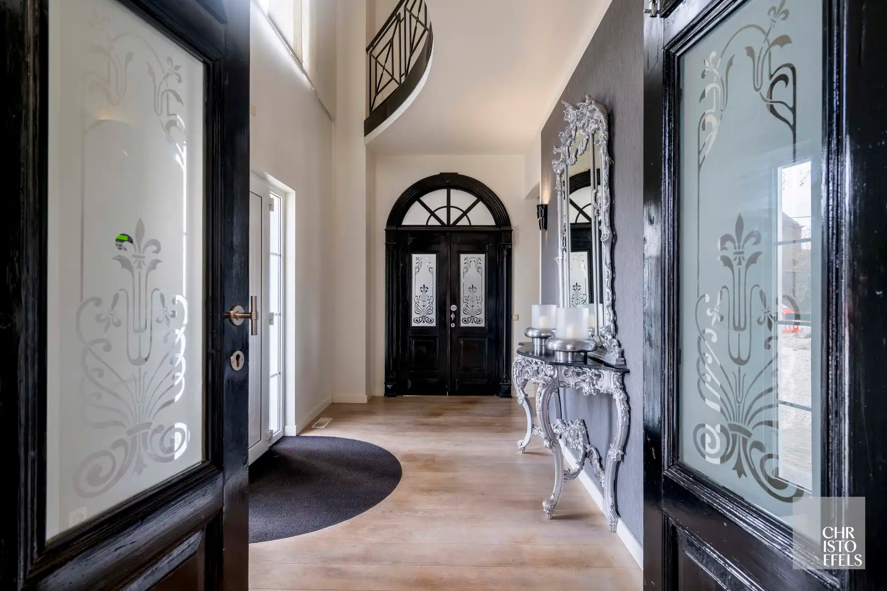 Tijdloze elegante villa met praktijkruimte (422 m²) op perceel van 1.672 m² foto 2