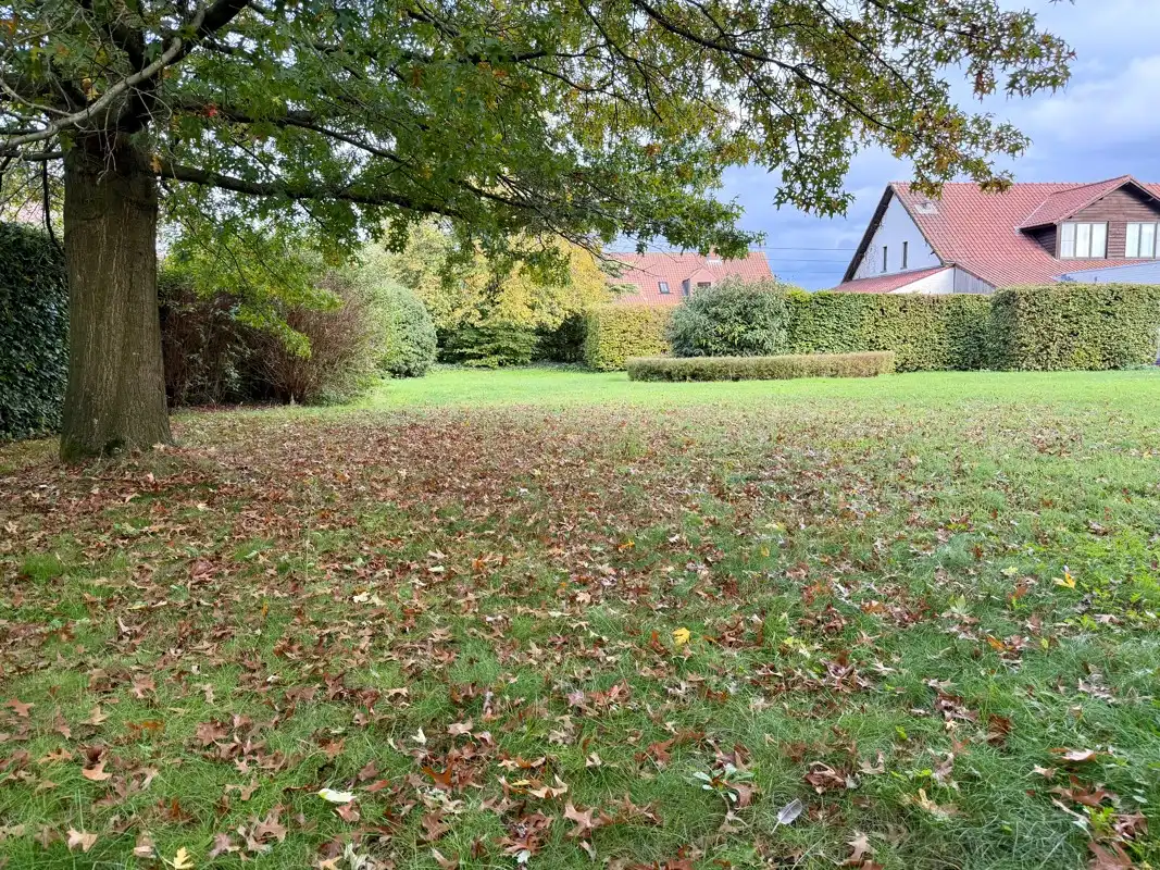 Prachtige ZW gerichte bouwgrond van 941 m² met volwassen tuin. foto 4