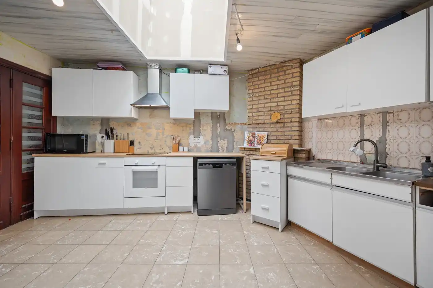 Half te renoveren rijwoning met 3 slpks met tuin, terras en 4 parkeerplaatsen. foto 12