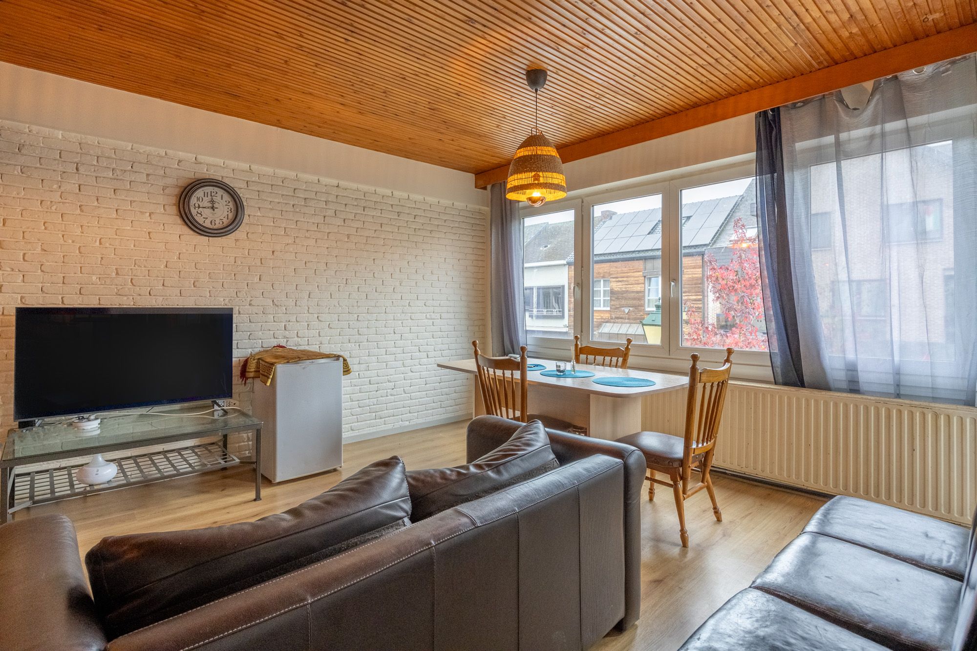 IDEALIS VASTGOED - CENTRAAL GELEGEN 2-SLPKMR APPARTEMENT IN HET CENTRUM VAN LEOPOLDSBURG! – Correct onderhouden appartement op de eerste verdieping (+-88m²) met een aangename leefruimte, aparte keuken, 2 slaapkamers, badkamer en apart toilet. Het appartement beschikt tevens over een lift en een privatieve kelder. Geschikt voor zij die zoeken naar betaalbaar wonen in het centrum van Leopoldsburg. foto 4