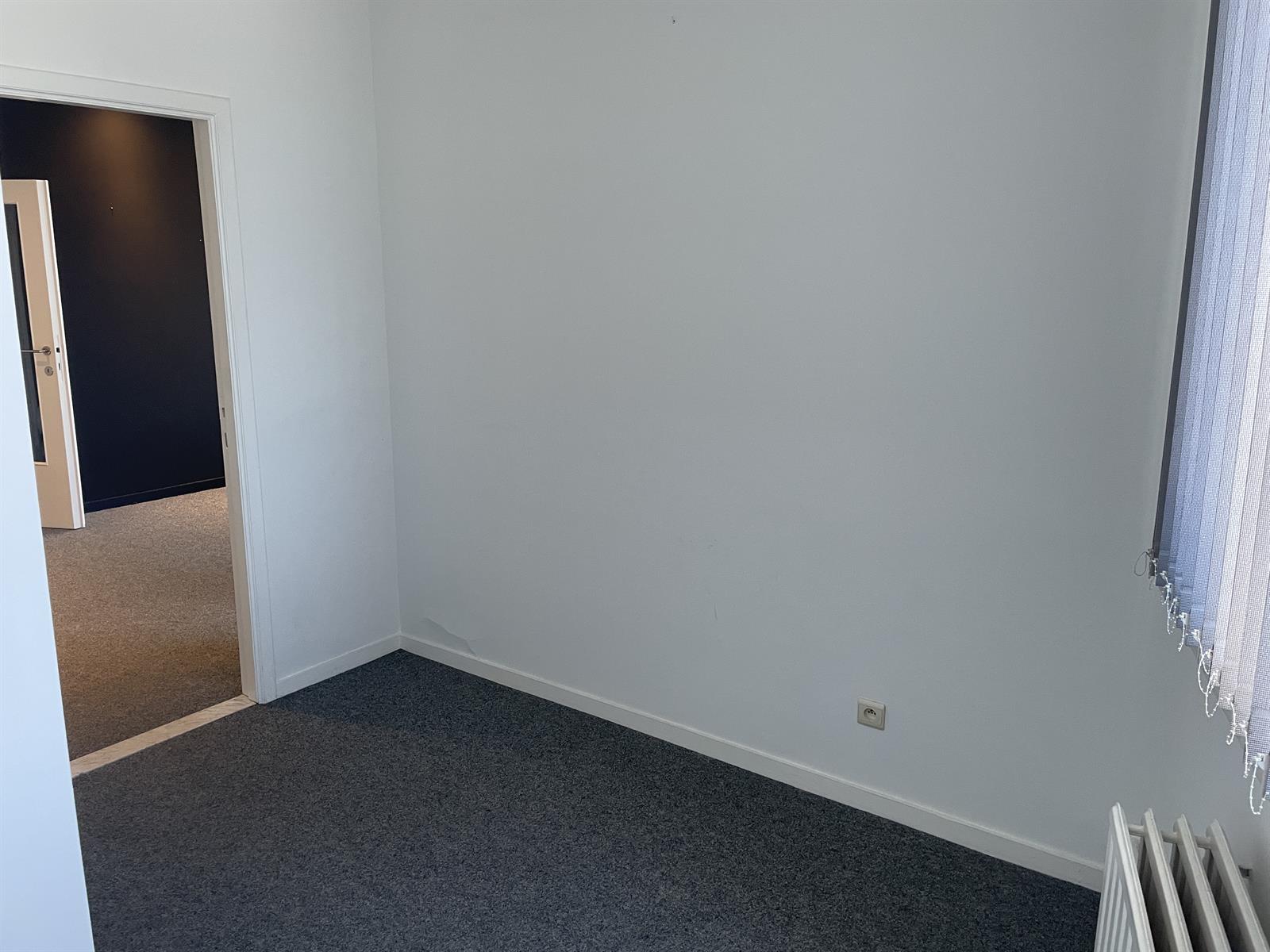 Hoekkantoor te huur met panoramisch uitzicht over de stad foto 5