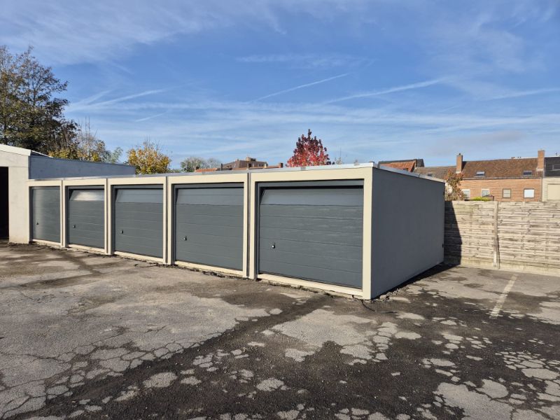 Roeselare. Op uitstekende ligging net buiten het centrum kan u deze recente garage terugvinden. 6 stuks.  Op afgesloten terrein. foto {{pictureIndex}}