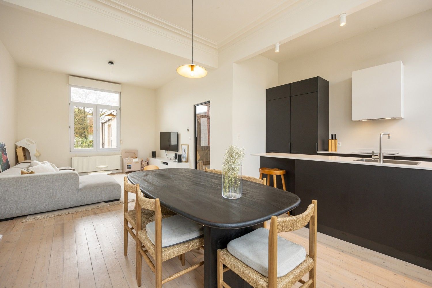 Ruime en karaktervolle herenwoning met zonnige tuin, dakterras en laadpunt in het hart van Merksem foto 4