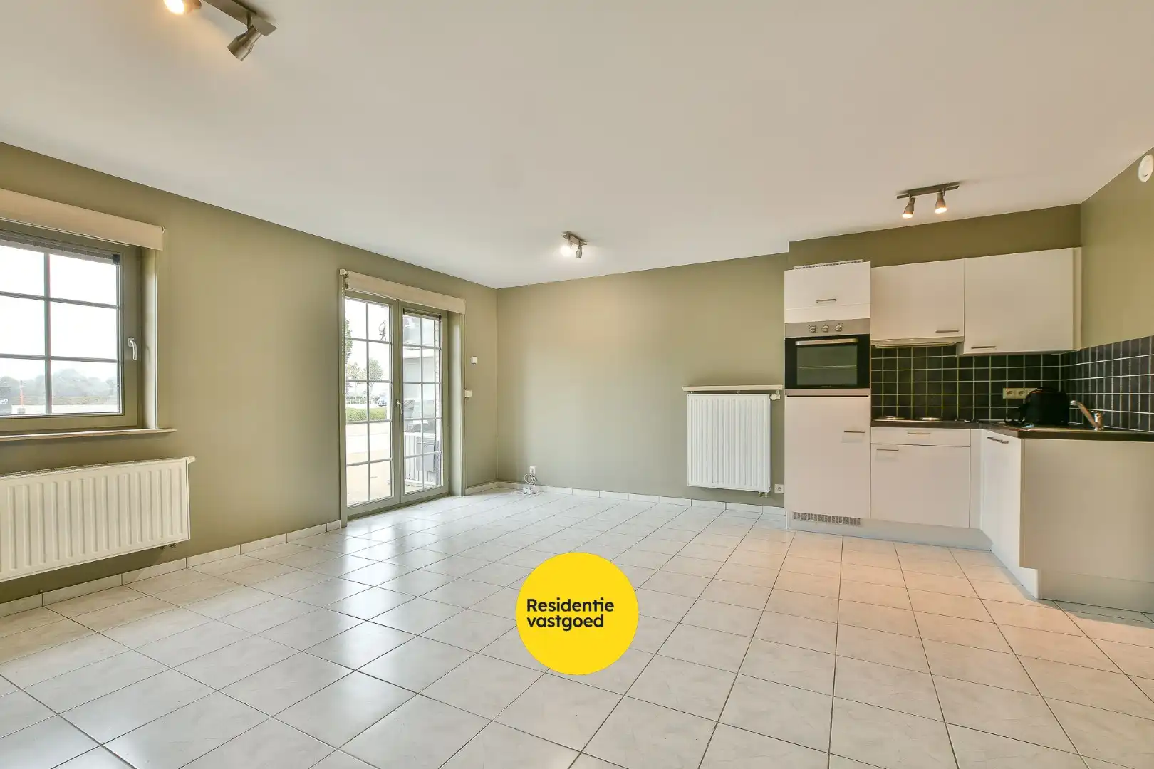 Modern gelijkvloers appartement met 2 slaapkamers– op slechts 500m van strand en zee! foto 8