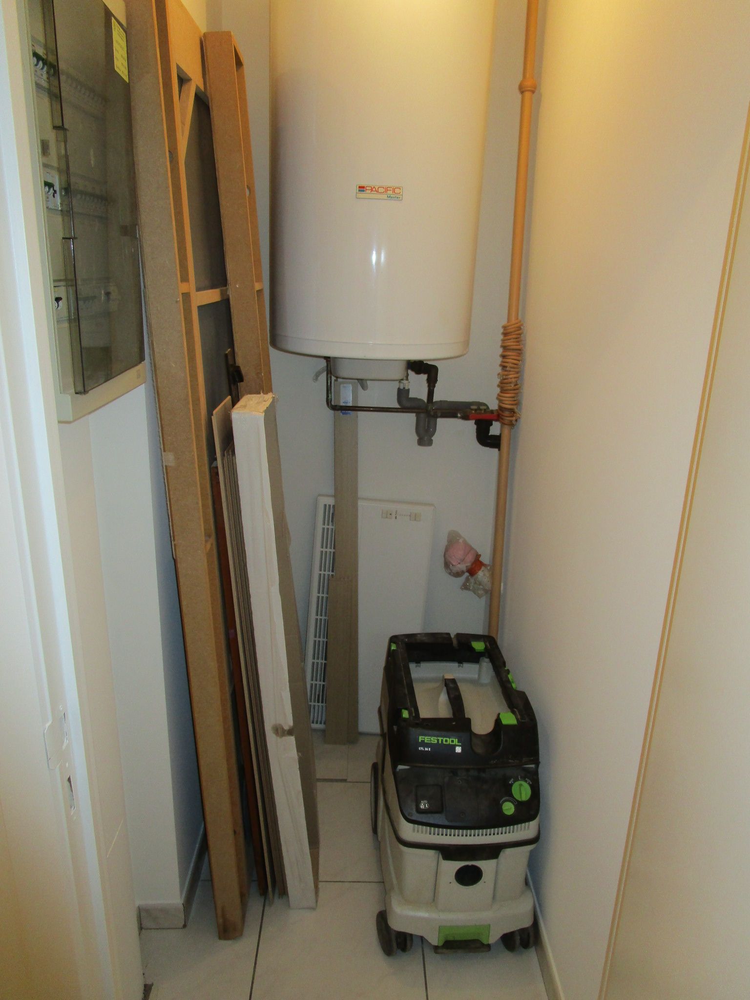 Ruim ongemeubeld appartement met 2 slaapkamers in volle centrum met breed zongericht balkon aan de woonkamer. foto 12