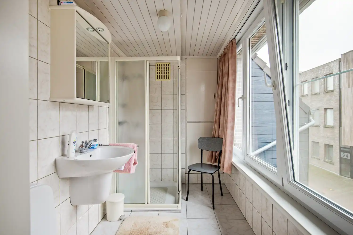 Te renoveren woning met drie slaapkamers en een garage in Kessel foto 13