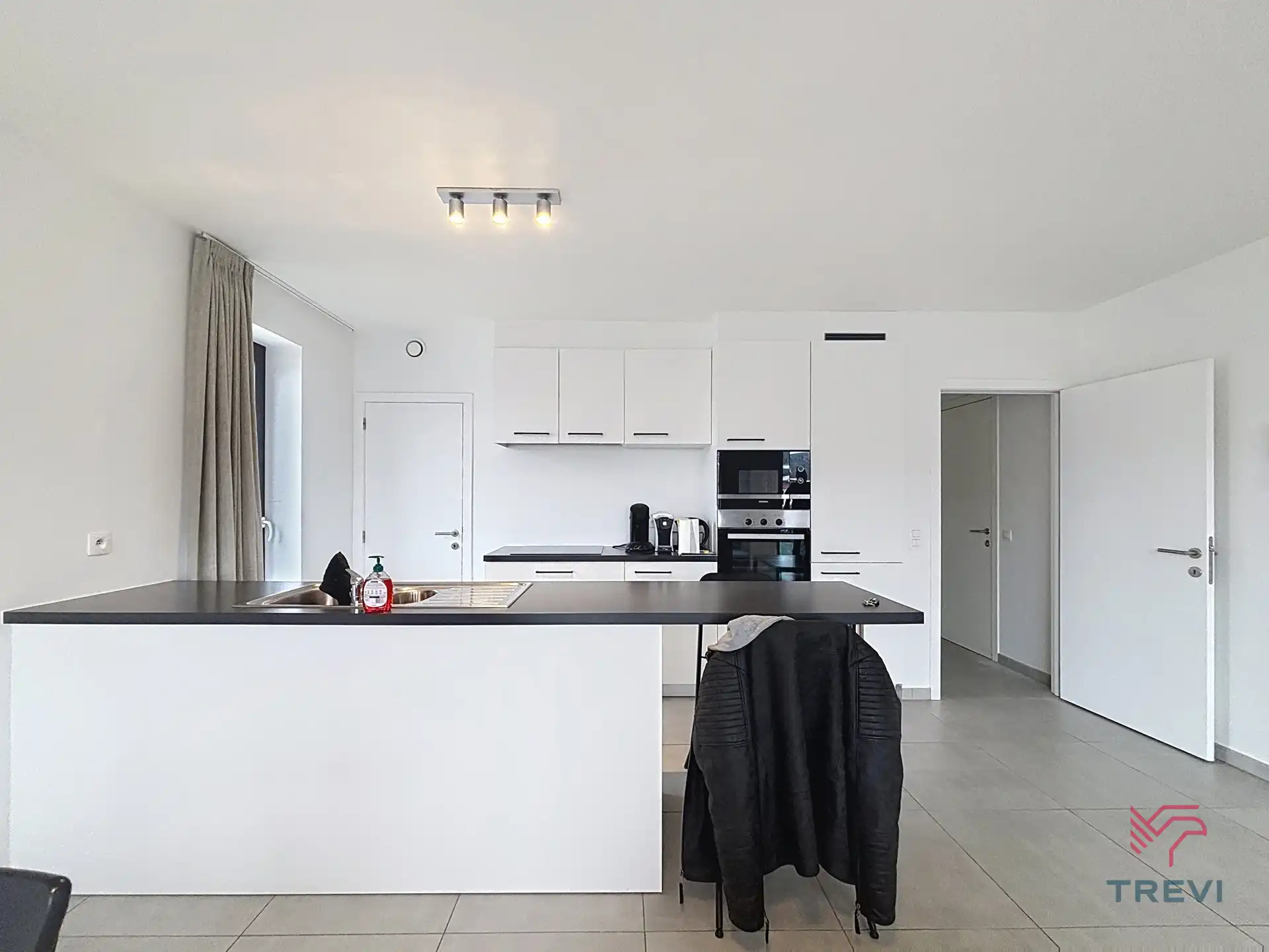 Mooie 2-slaapkamer ONMEUBILEERD appartement foto 3