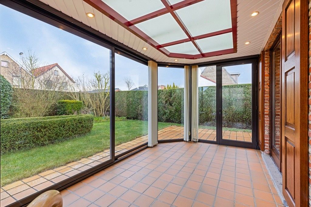 ADINKERKE: Zonnige bungalow/villa op mooie hoekligging met 2 slaapkamers en badkamer op het gelijkvloers, ruime garage en onderhoudsvriendelijke tuin op 633m² grondopp. foto 8