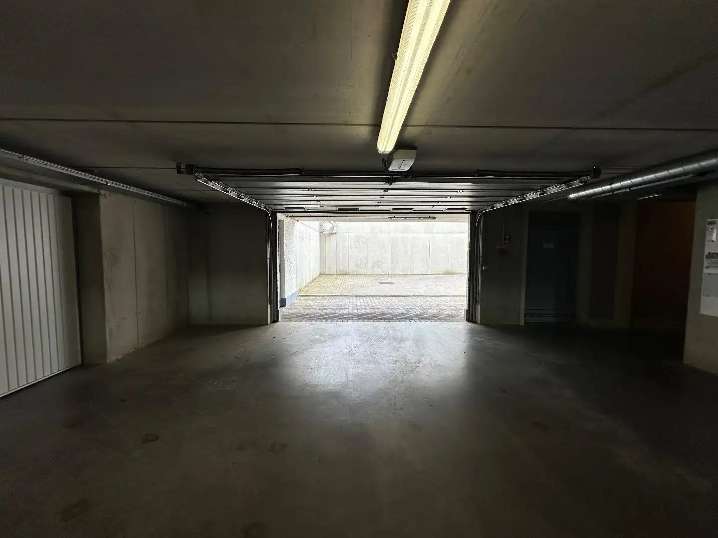 Ruime en recente garagebox (35 m²) in Nieuwpoort stad. foto 3