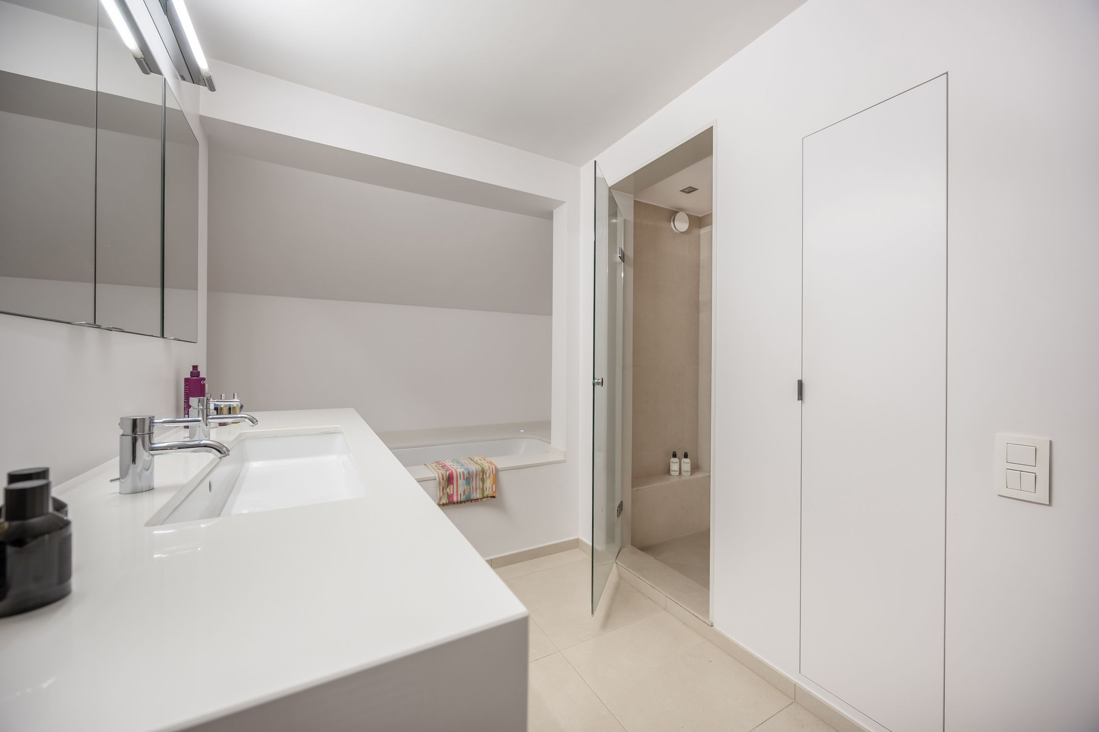 Karakterwoning met brutalistische gevel  in Hof ter Linden foto 23