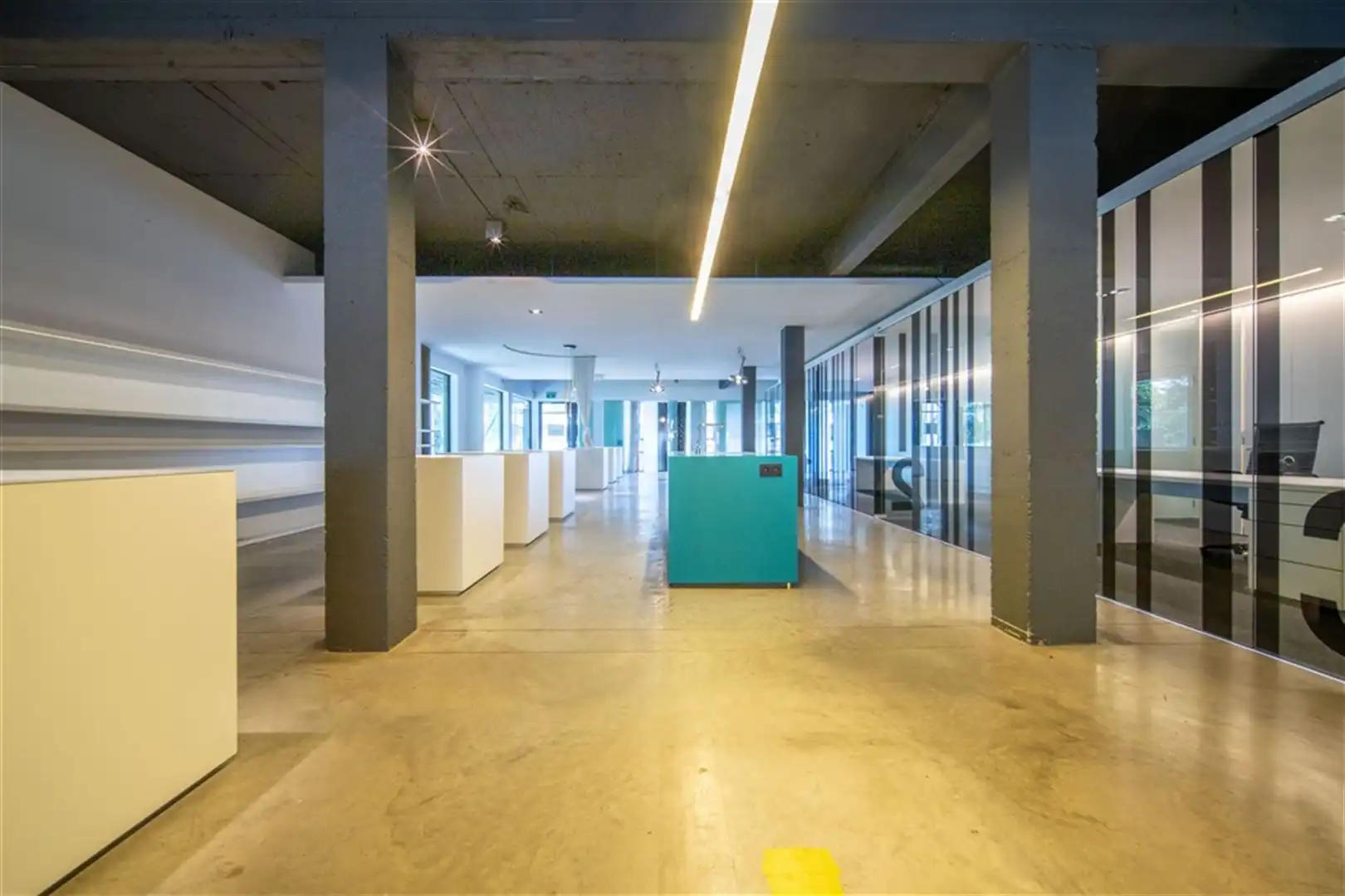 Gelijkvloers kantoor met parking te koop foto 9