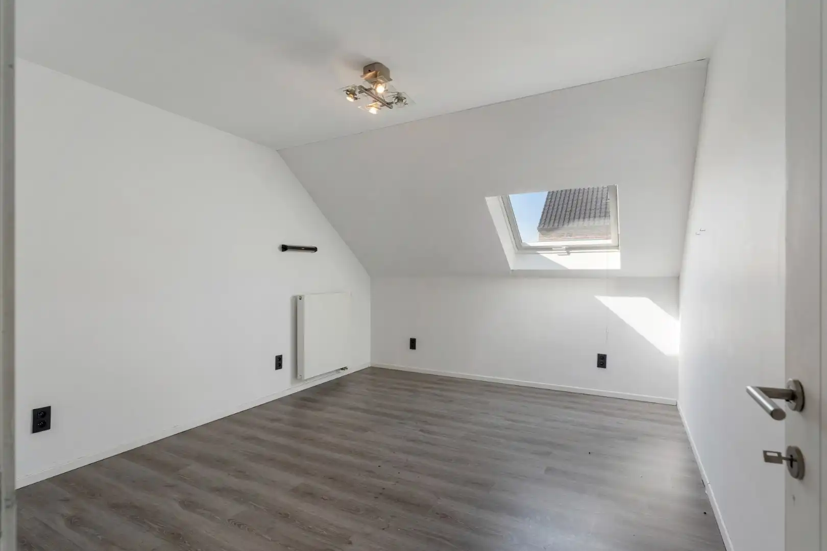 Recente, halfvrijstaande gezinswoning in een moderne bouwstijl op een perceel van 11a06ca! foto 15