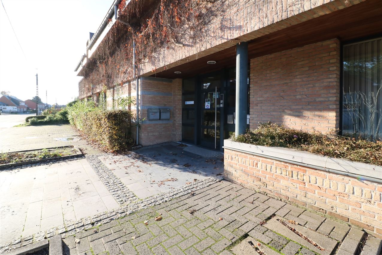 Gunstig gelegen handelszaak met grote zichtbaarheid en parking foto 46