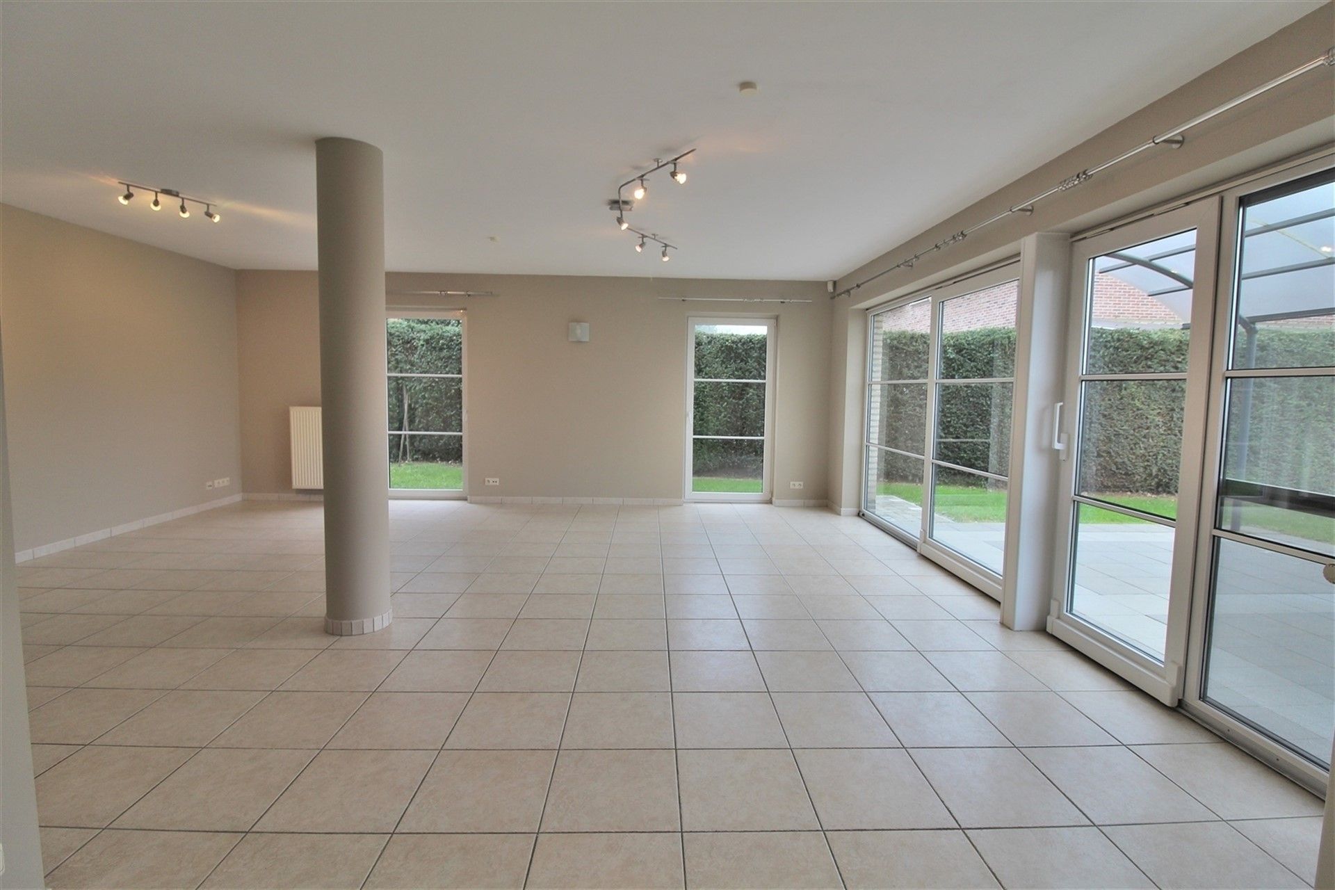 Rustig gelegen villa met ruime tuin foto 9