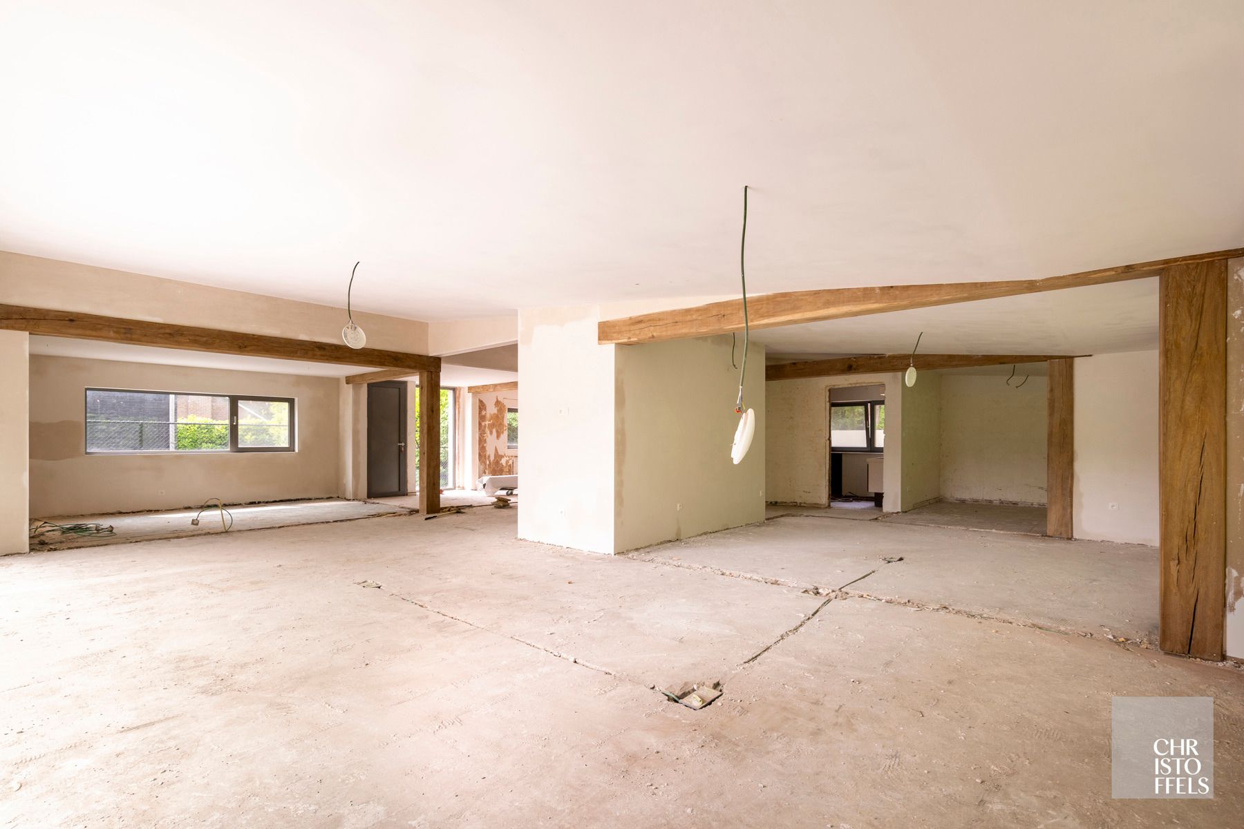 Deels gerenoveerde laagbouwvilla, residentieel gelegen in de bossen op een uitgestrekt perceel van 3.981m² foto 13