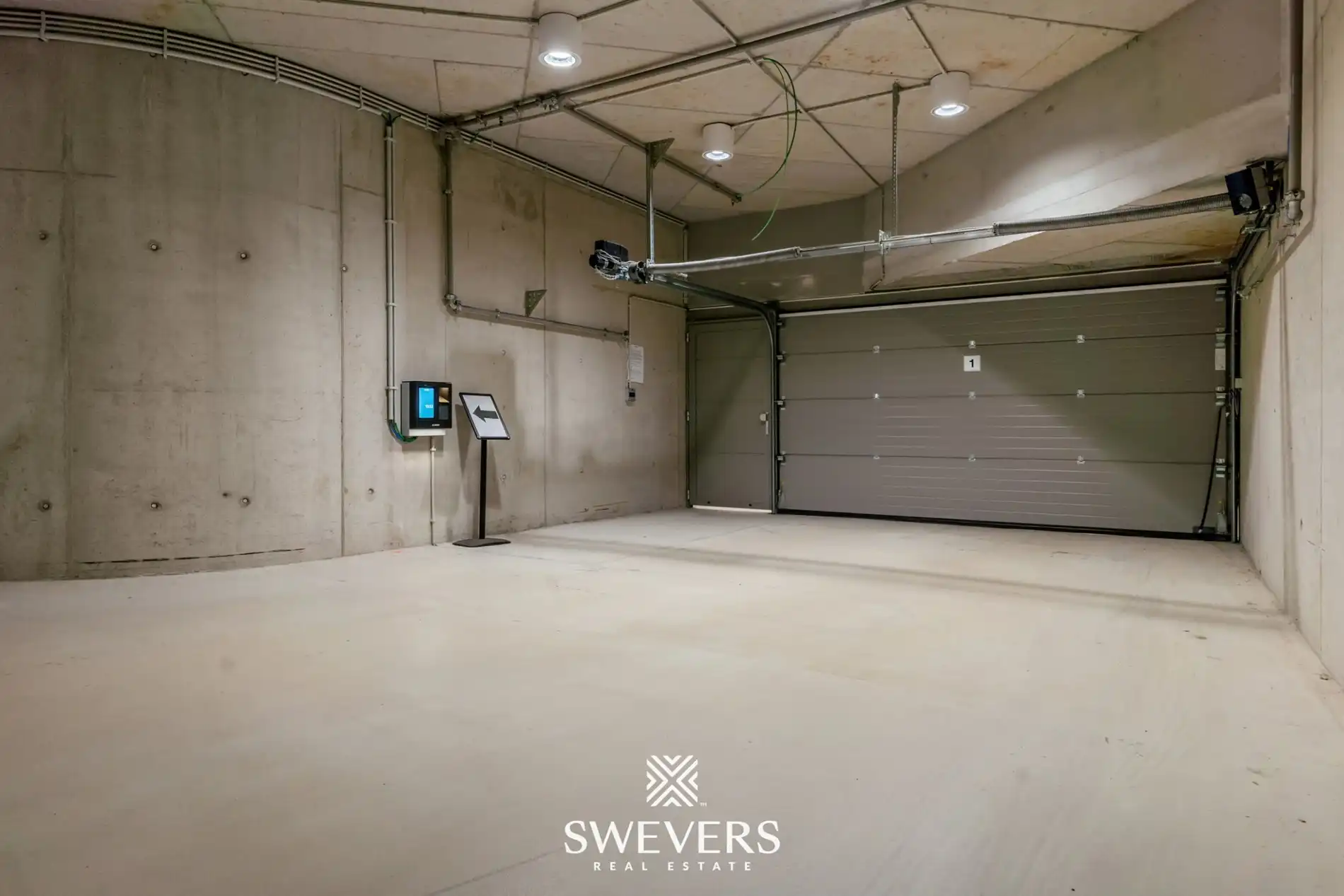 Ruime en beveiligde ondergrondse garagebox te huur in Quartier Blue foto 8