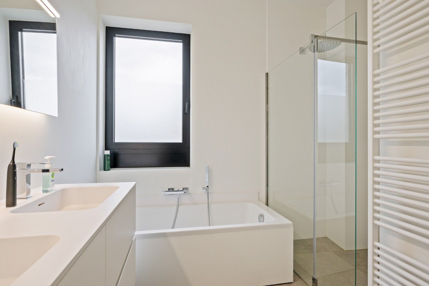 Instapklaar app. op 1ste verd. met 2 slpk., terras en autostaanplaats foto 12