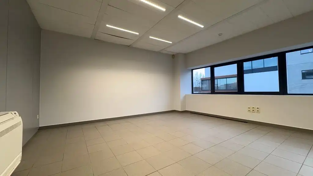 Klein magazijn met kantoren te huur aan The Loop in Gent foto 8