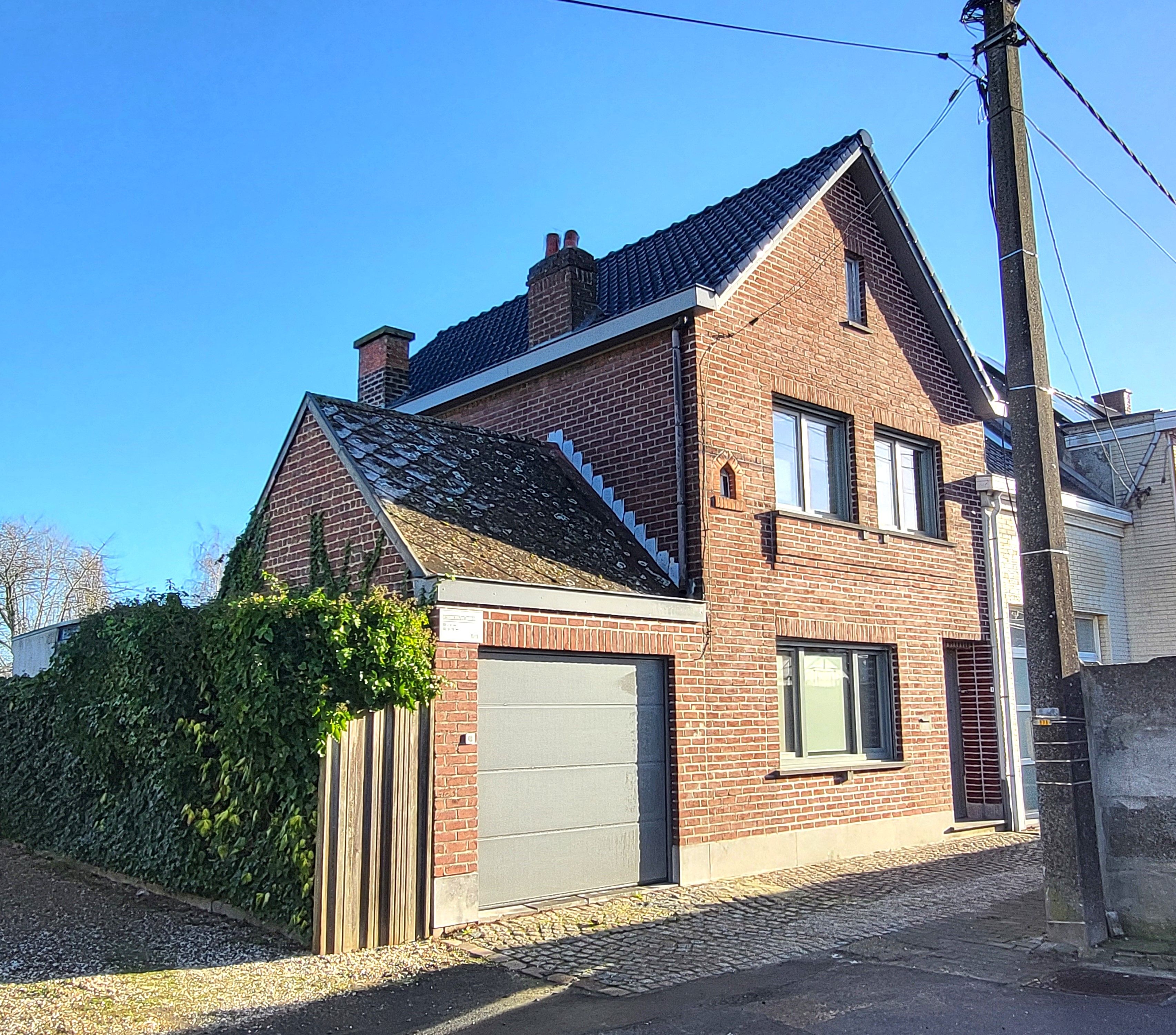 Deze landelijk gelegen woning met open uitzicht combineert ruimte, rust en wooncomfort op een perceel van 611 m².  foto {{pictureIndex}}