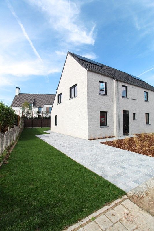 Hectaar realiseert vier moderne halfopen woningen In Oekene foto {{pictureIndex}}