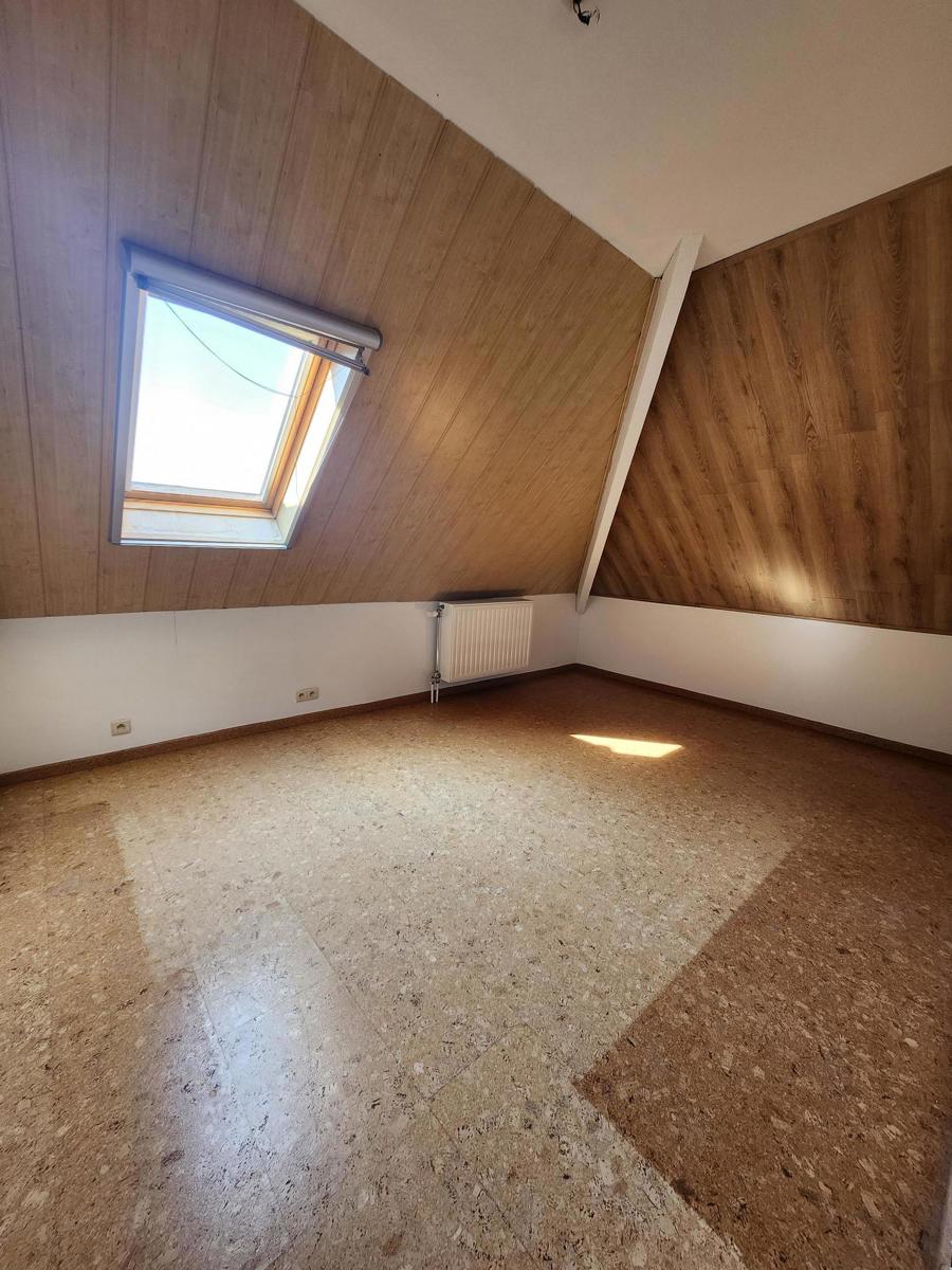 Ruime op te frissen villa met zicht op de weides met tof bijgebouw foto 18
