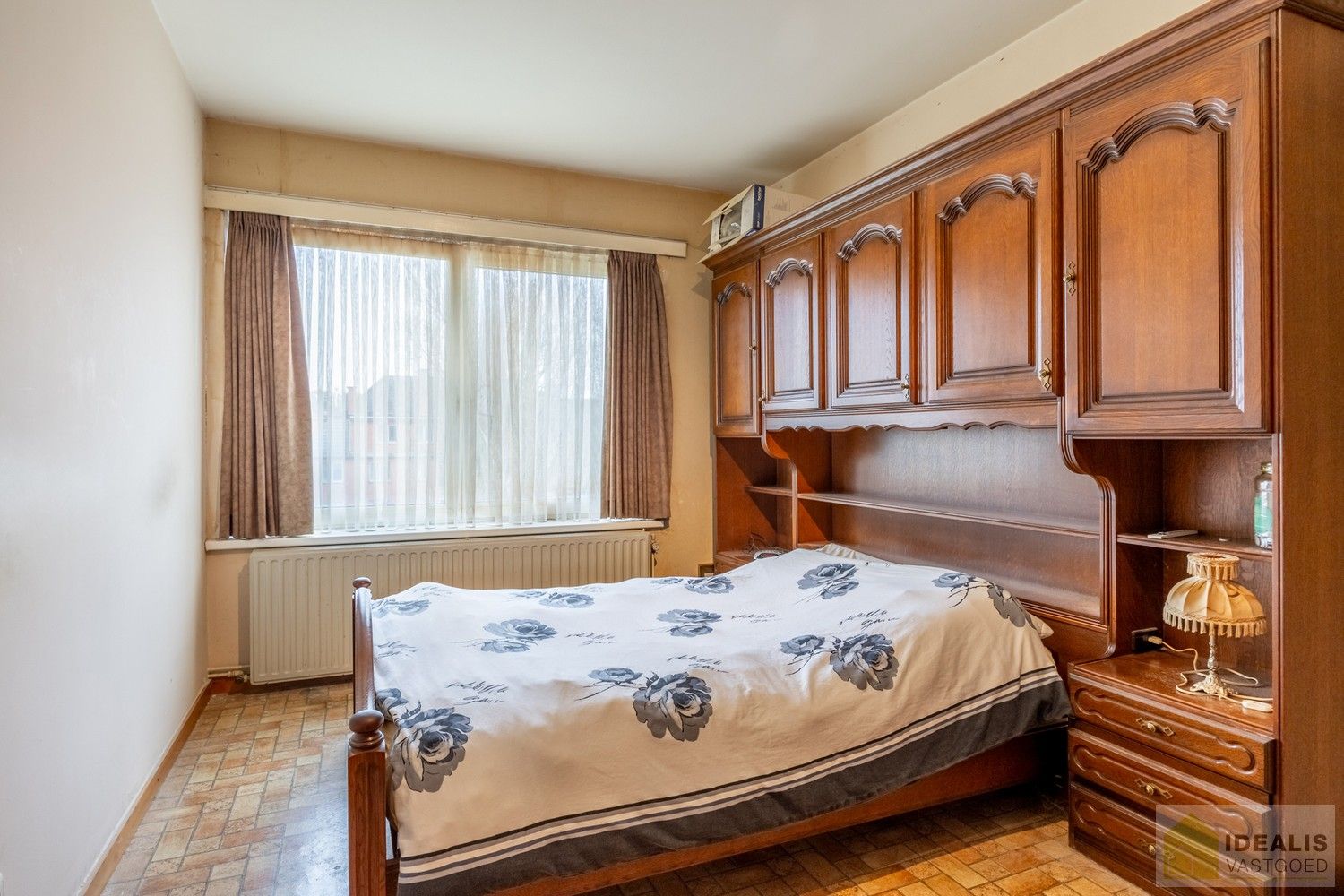 IDEALIS VASTGOED - CENTRAAL GELEGEN 2-SLPKMR APPARTEMENT IN HET CENTRUM VAN LEOPOLDSBURG! – Correct onderhouden appartement op de derde verdieping (+-88m²) met een aangename leefruimte, aparte keuken, 2 slaapkamers, badkamer en apart toilet. Het appartement beschikt tevens over een lift en een privatieve kelder. Geschikt voor zij die zoeken naar betaalbaar wonen in het centrum van Leopoldsburg. foto 9