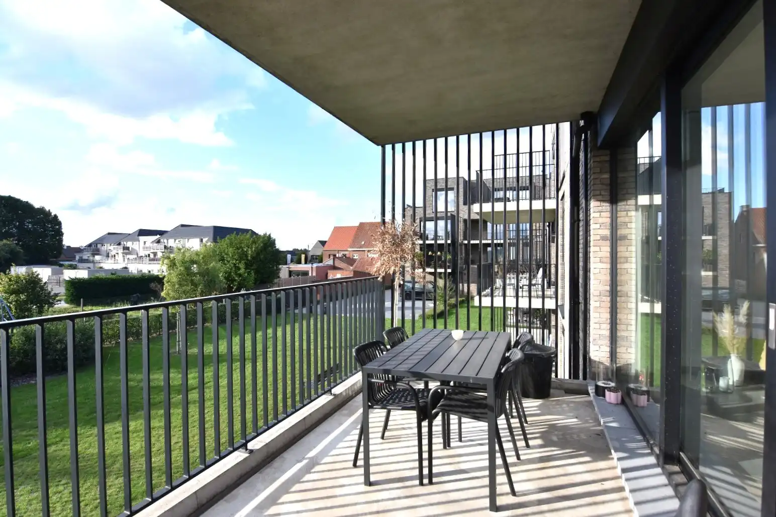 Lichtrijk 2-slpk appartement met ruim terras foto 6