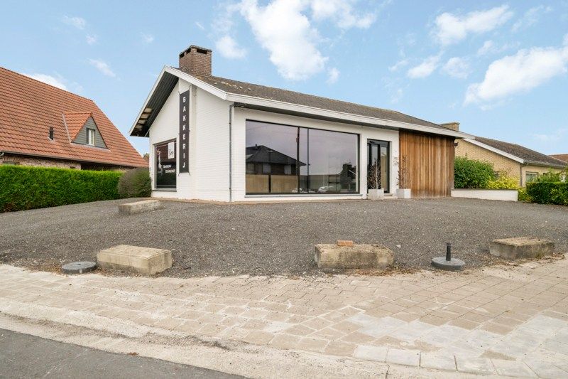 Hoofdfoto van de publicatie: Ruime te renoveren bungalow met veel potentieel en inpandige garage
