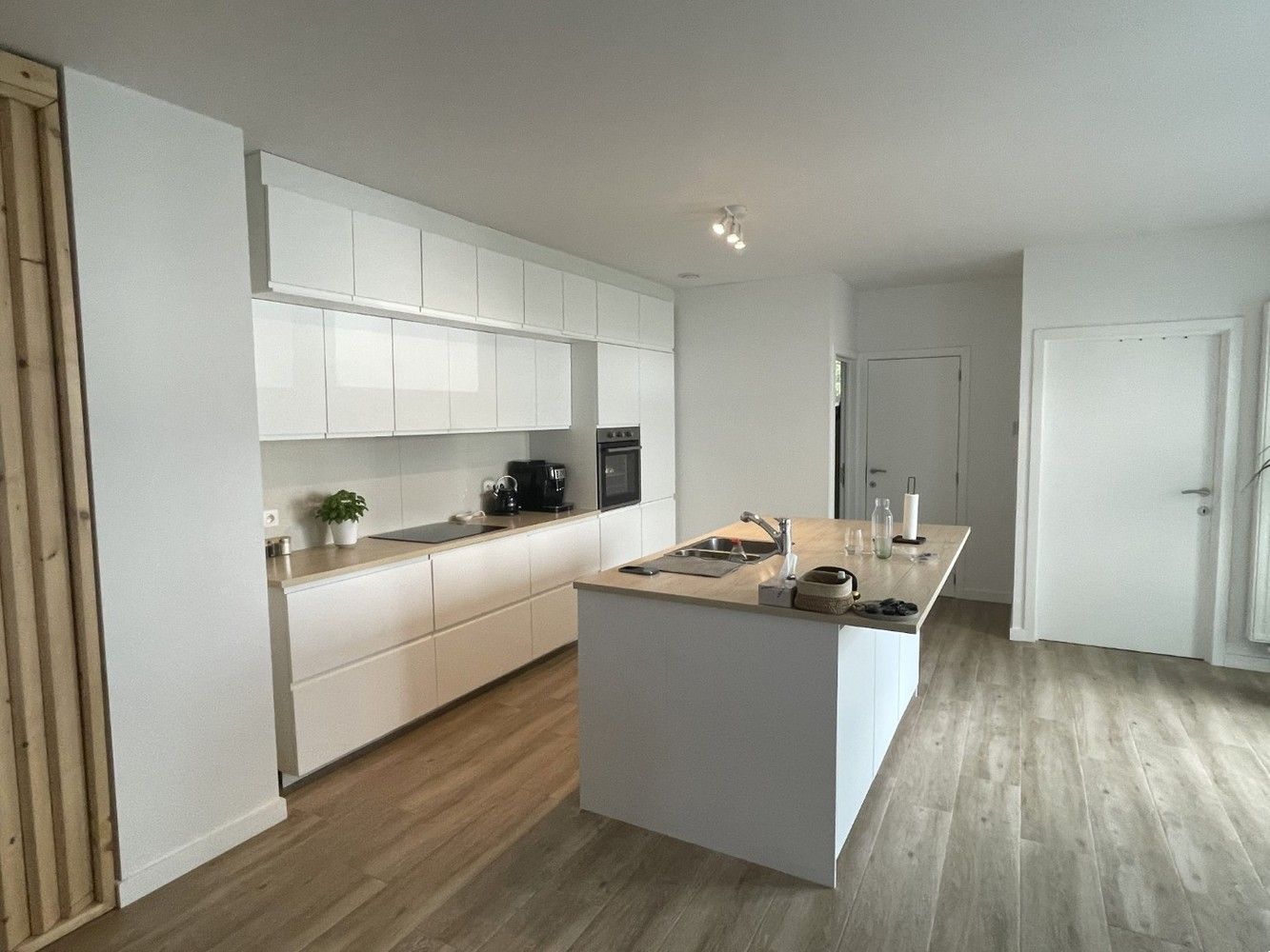 Instapklaar en polyvalent handelspand met 2 handelsruimten en ruim appartement foto 14