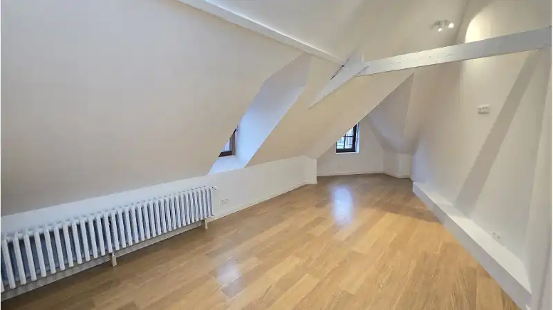 Ruim en volledig vernieuwd 2-slaapkamerappartement te huur in Brugge foto 6