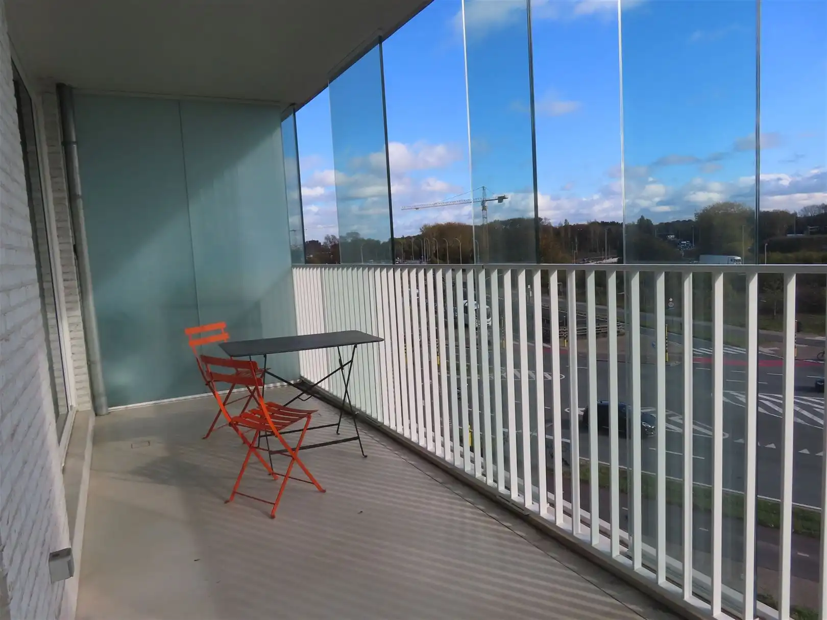 Knap gemeubeld beginners appartement met terras én parking! foto 3