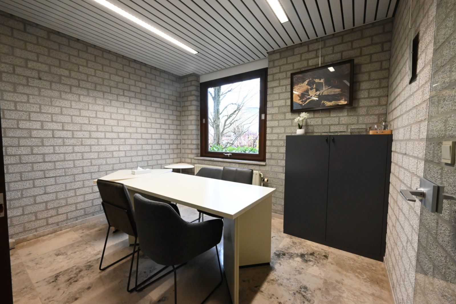 Praktijk-/ kantoorruimte op een commerciële locatie! foto 2