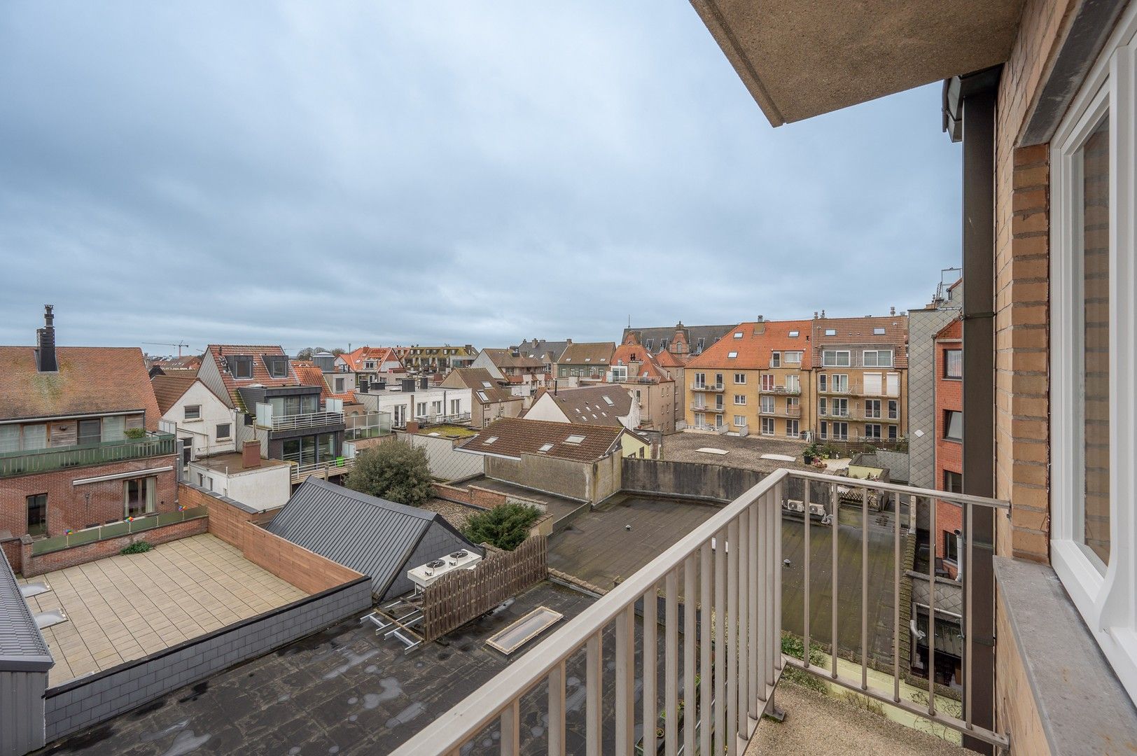 Gerenoveerd appartement centraal gelegen in de Lippenslaan, vlakbij de winkels en de zee. foto 15