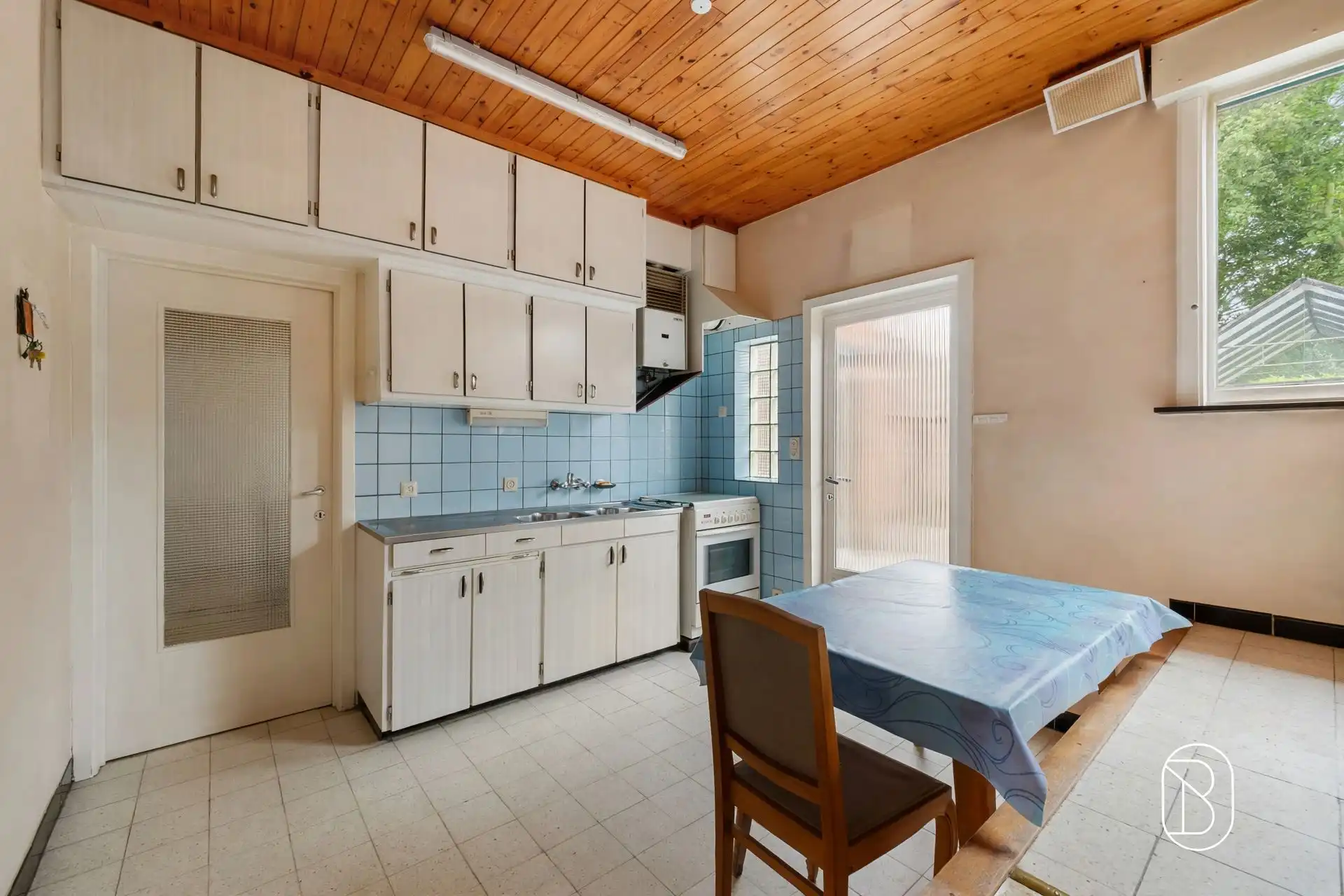 Te renoveren woning met 9 slpk, garage en tuin in Deerlijk foto 13
