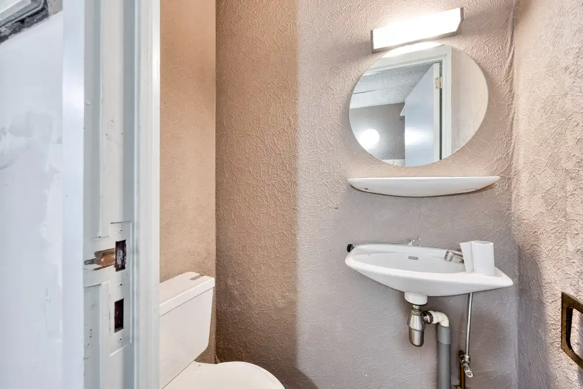 Gunstig gelegen handelsruimtes van 56 m² en 37 m² in gallerij "Laarcenter". foto 9