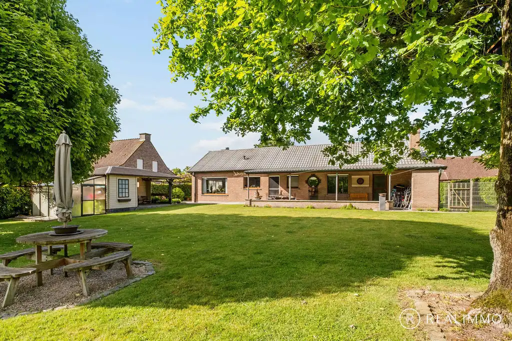 Alleenstaande instapklare woning op 1.483 m² in rustige ligging te Deerlijk! foto 3