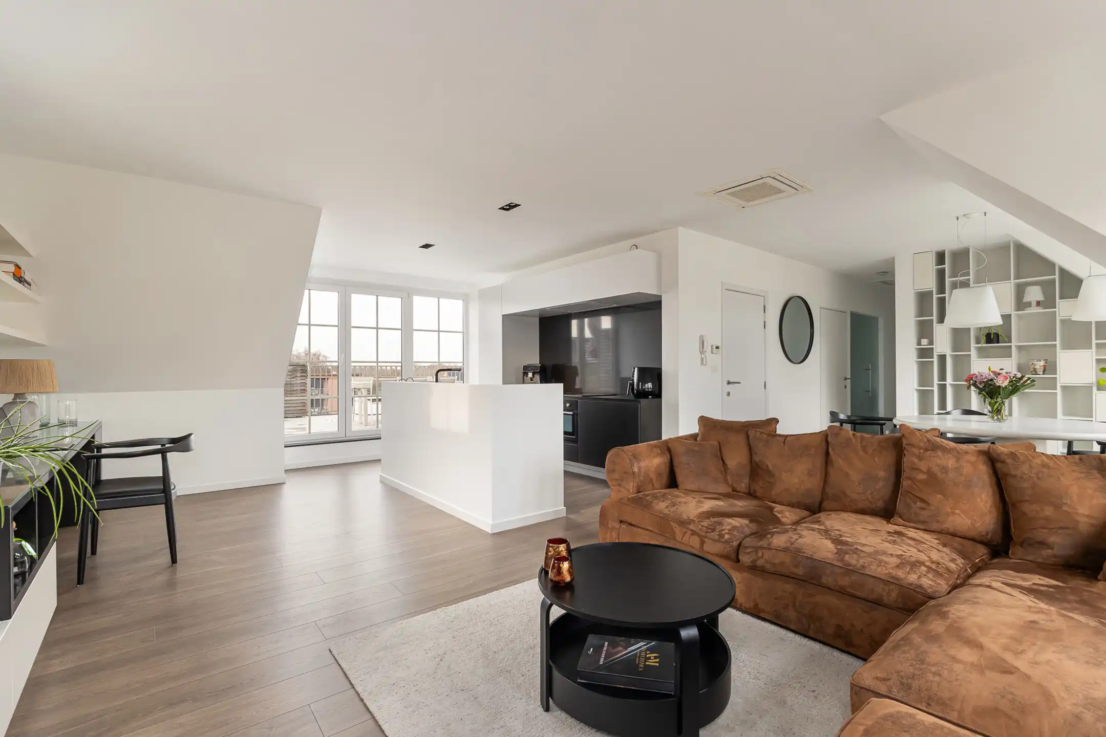 Knap dakappartement met fantastisch terras + garagebox foto {{pictureIndex}}