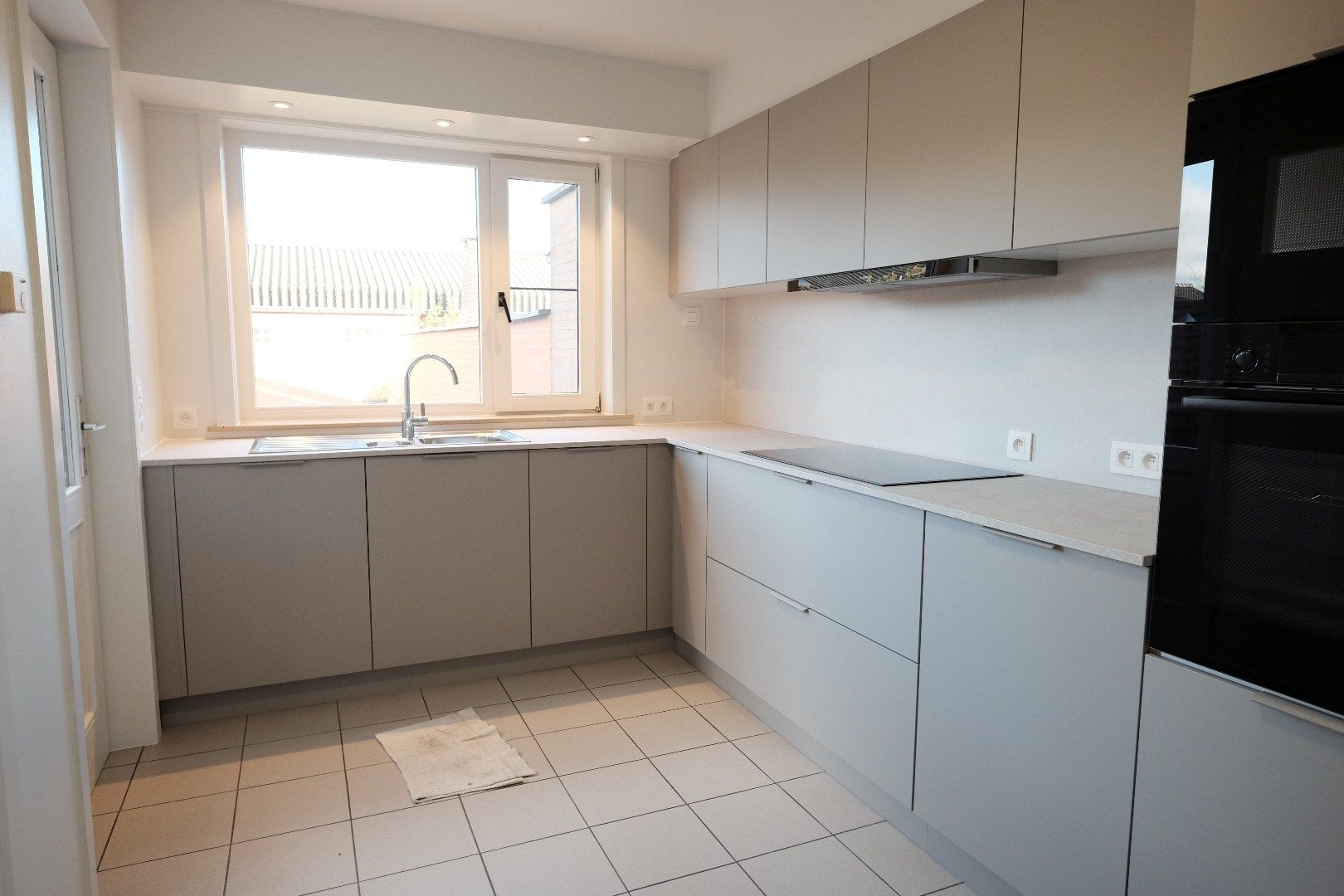 Vernieuwde rijwoning met tuin en grote garage foto 5