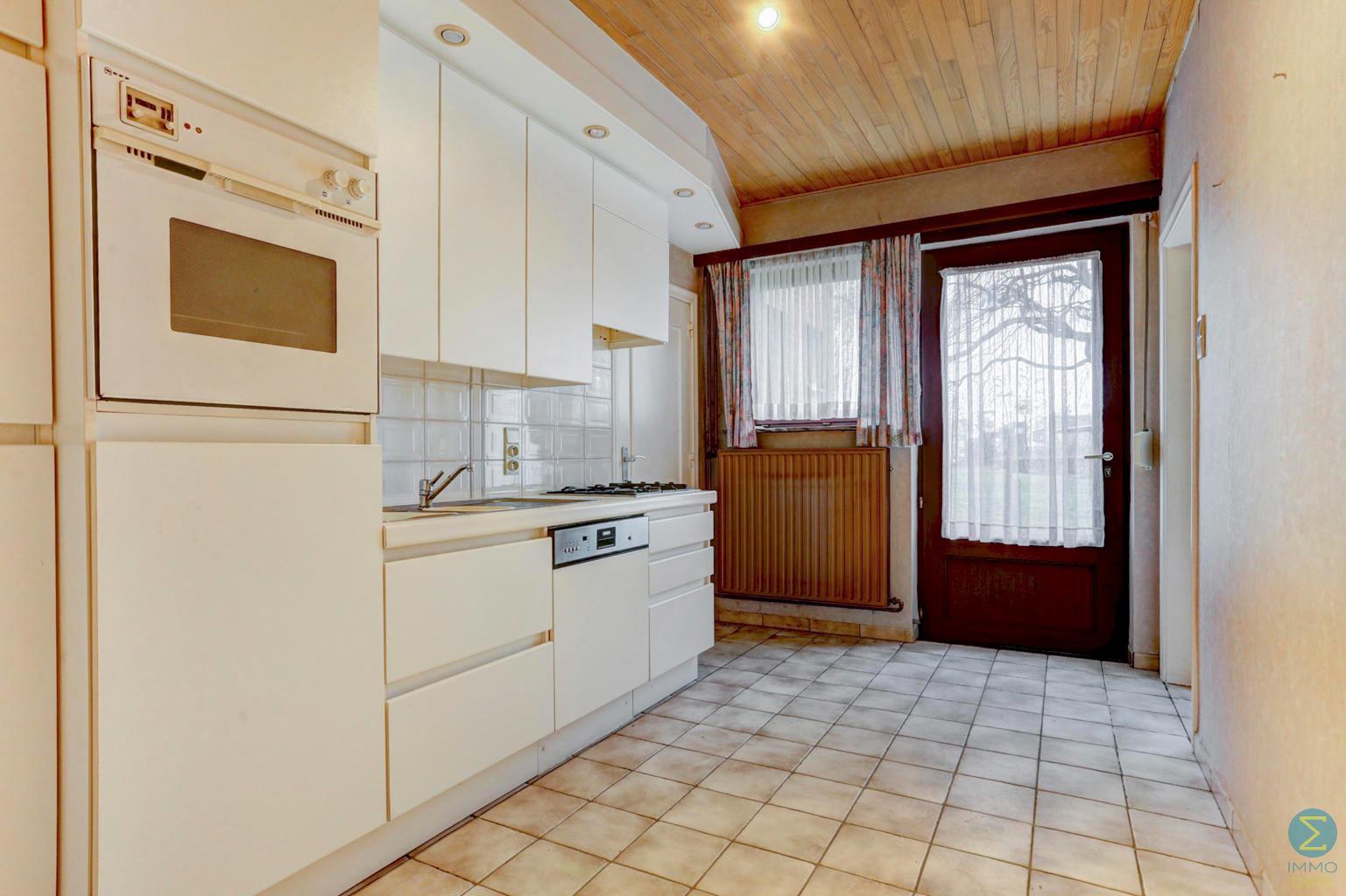 Te renoveren vrijstaande woning met 4 slpks op 898m² grond. foto 9