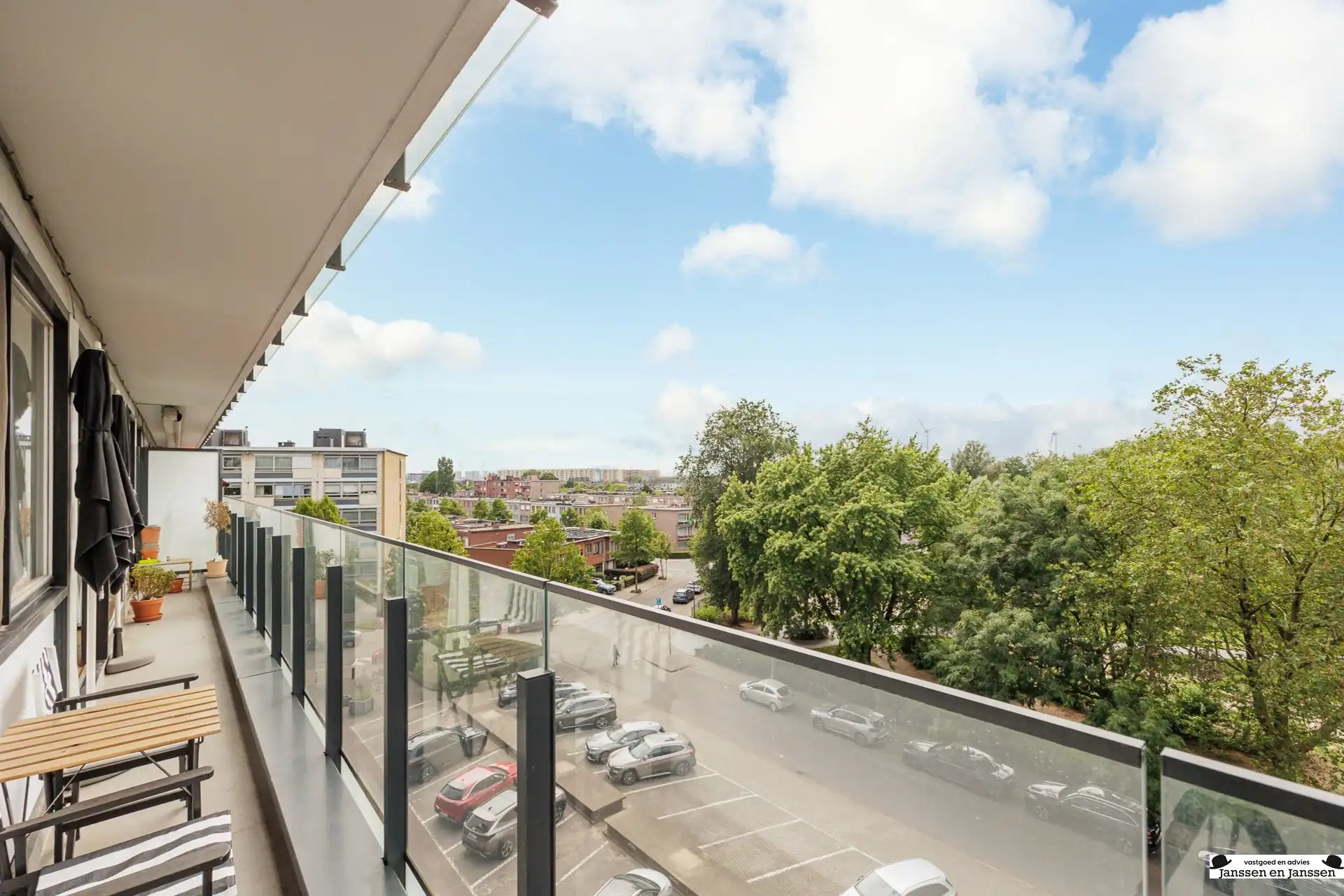 Ruim twee slaapkamer-appartement met panoramisch uitzicht! foto 13