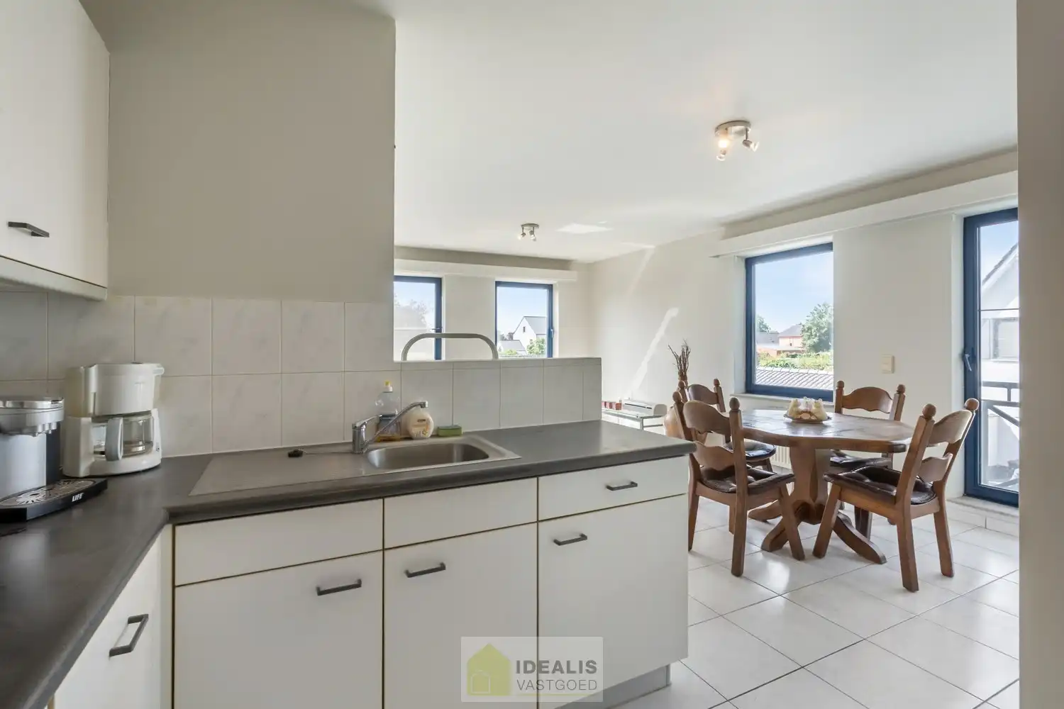 IDEALIS VASTGOED – Handelsruimte/showroom met 2 appartementen gelegen op een perceel van 6a 47ca op een commerciële zichtlocatie op het ‘Lindel’. foto 15
